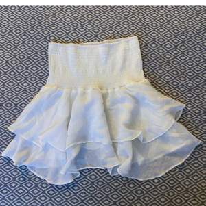 INTRESSEKOLL på denna snygga kjol!! Storlek S/M i fint skick💜 OBS. Lånade bilder. Buda i kommentarerna!