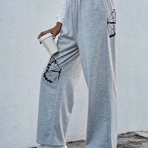 Mjukis byxor  - Gråa mjukis byxor med svarta fjärilar🤩