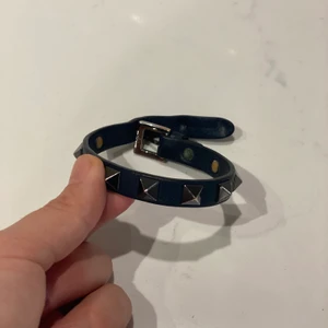 Valentino armband - Säljer mitt svarta valentino armband. Armbandet har varit mycket sparsamt använt och där av i ett bra skick. Hör gärna av er vid fler frågor. Högst bud gäller❤️