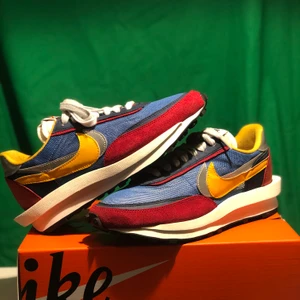 Nike Waffle Blue Multi - Nike Waffle Blue Multi Pris: 3999kr + frakt! Skick: 8/10 EU 42.5 US 9 Box och All OG medföljer samt kvitto! FRI FRAKT! Eller meet up i Stockholm
