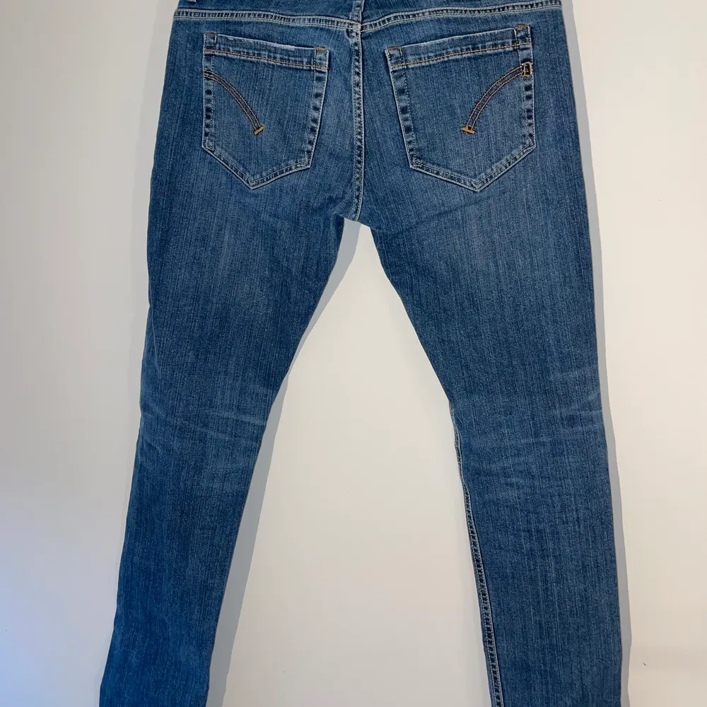 Jeans från Dondup i modell George, storlek 33 och skinnyfit. Använda ett fåtal gånger, jeansen är därav i nyskick och säljes då de är urvuxna. Fler bilder finns vid intresse. Nypris: 2499:-. Jeans & Byxor.