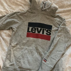 Levis hoodie  - Grå Levis hoodie i storlek XS. Mycket fint skick, använd ca 2 gånger  