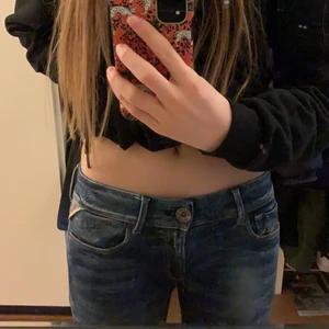 Lågmidjade Reaplay jeans - Säljer ett par snygga, lågmidjade reaplay jeans. De är i bra skick. De är utsvängda nertill.  Det står waist 25 och längd 32 men passar på 26-27 i midjan också. Först till kvarn.