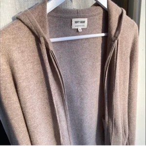 Soft goat zip up hoddie - (Två första bilderna är lånade) Funderar på att sälja min så fina soft goat i väldigt bra skick💗 inte noppig alls och så mysig. 100% Kashmir, pris kan diskuteras💗