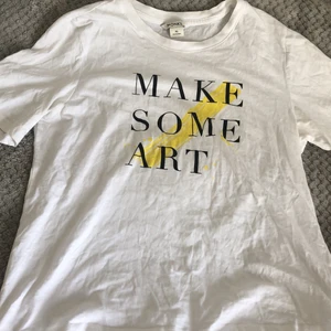 T-shirt med tryck - Vit t-shirt från Monki, storlek xs