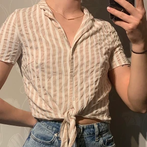 Randig blus - Modellen är 172cm och väger 60kg. Först till kvarn gäller. Ingen budgivning sker på min profil.