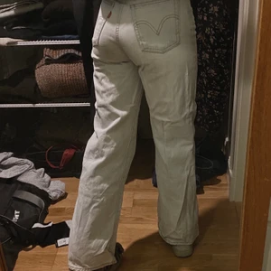 Levi’s Jeans - Jeans från Levi’s i modellen Ribcage Wide Leg. Färgen är väldigt ljusblå. Köpta i Levi’s butik för 1199kr för 1 år sedan. Säljes pga att jag växt ur dem.  (Ljuset är fel på bild när 2)