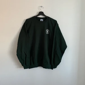 Vintage ”dartmouth college” sweatshirt - Vintage collegetröja ”dartmouth” den är i väldigt bra skick och i storlek XXL men passa dock mindre, hänvisa till modellen som är 190cm