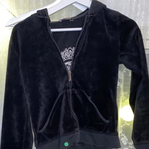 Juicy couture  - Zip kofta från juicy couture• några pärlor har rammlat av där bak och ena fickan är lite halv trasig men kan sys på av mig ifall kund önskar• koftan är inte lika mjuk som tex Gina koftorna då den är tvättad några gånger• frakt ca 66kr ! BUDA I KOMMENTARERNA ! (Lägger ut den på nytt nu så folk kan buda istället)