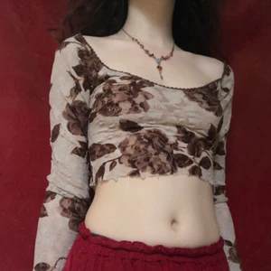 blommig nättröja  - (obs: avklippt och insydd av mig!!) jättesnygg liten tröja i spetsmaterial, kan exempelvis bäras under något annat plagg eller för sig själv, har en väldigt trevlih energi tycker jag!⭐️🍰🥯🌼(kan mötas upp i malmö-lund-regionen, annars tillkommer frakt🦝)