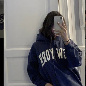 Vintage Hoddie - Säljer denna helt oanvända, svin snygga och sköna. vintage hoddien Från Brandy Melville. Pris lappen är kvar o allt.  (Finns kvitto också). Buda i kommentarerna. Säljer pga att jag fick en likadan. As najs att ha en sommar kväll😍 buda från 100kr och upp. Buda minst 10kr upp. Buda bara om du 110% köper! (Alla BM’s kläder är onesize så denna ”ska” alltså passa alla men sitter olika på olika såklart) jag har S/M och den är väldigt oversized på mig. Högsta bud: 300kr + frakt (säljer direkt för 500kr ink frakt)