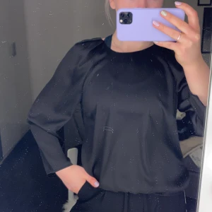 Blus  - Svart blus från Gina tricot i storlek 34. Aldrig använd utan endast testad. Priset kan diskuteras. Budgivning vid fler intressen💗