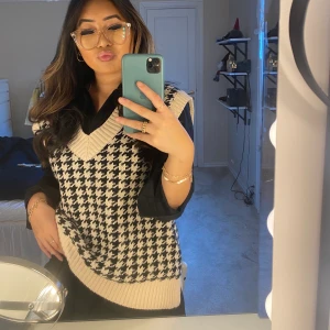 Stickad väst - ByAnastasia - Stickad väst som använts endast en gång och kommer inte till användning längre. Frakt tillkommer om man inte kan mötas upp i Växjö eller Emmaboda