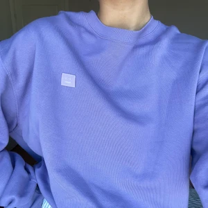 Lila sweatshirt (acne studios) - Lila acne studios sweatshirt. Kommer inte till användning. Köpt för ca ett år sedan på nk och kanske använt 3 gånger. Storlek xs men i oversized modell så passar alla från xs-m