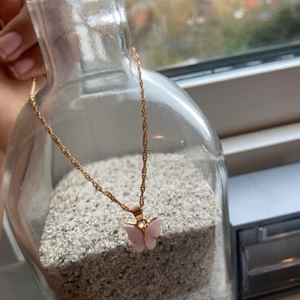 Rosa fjärils halsband - Halsband med justerbart knäppe💞