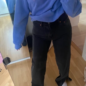 Jeans från MotelRocks - Säljer dessa skitsnygga byxor från Motel rocks. Dem är i en längre modell, och något för långa för mig som är 164cm💕🦋 Aldrig använda, lapp finns. Ny pris 950kr 🤗 Pris kan diskuteras vid snabb affär💕💕 Köparen står för frakten! 