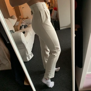 Kostymbyxor - Väldigt högmidjade kostymbyxor från NAKD. Fin passform. Benvita. Sista bilden är utan skärpet⭐️köpare står för frakt⭐️