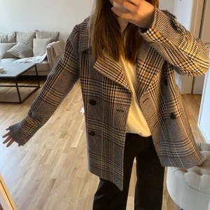 Rutig kappa - Rutig fodrad kappa med knappar! 