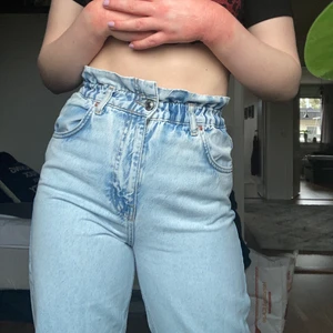 Ginatricot Jeans.  - Ett par ginatricot jeans som jag köpte för ett år sedan. Säljer för att jag har slutat använda dem. Köpte dem för 500kr. Dem är baggy men jag är rätt kurvig så de e ser inte så ut. Midjan är med resår så den är rätt töjbar. Har bara använts under ett år och inte så mycket under det året. Är i helt gott skikt. Dem är i storlek S/36 och jag är 165cm