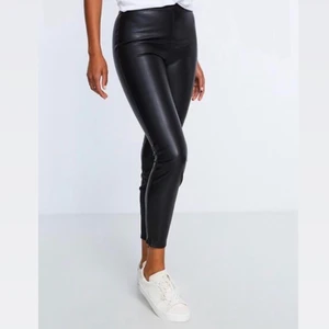 Skinnbyxor - Supersnygga PU byxor med. Byxorna har en skön, stretchig kvalitet och en tight passform. I storlek S. Oanvända. Skriv för mer bilder eller frågor!💗🌼