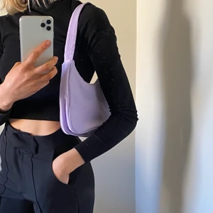 Lila axelväska - Så snygg väska från monki. Aldrig använd 💜 