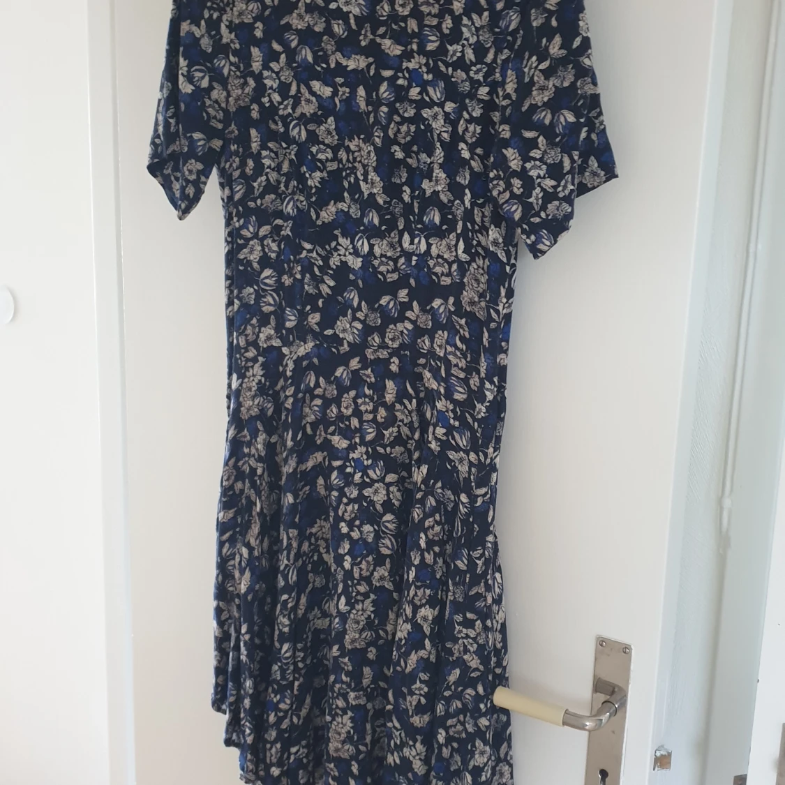 Figurnära blommig klänning - 90