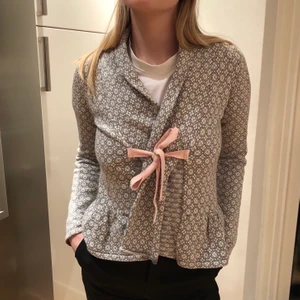 Odd Molly Kofta - En Odd Molly kofta i storlek 0. För er som inte vet vilken storlek det är passar den XS/S. Den har använts ett fåtal gånger och är i perfekt skick. Priset är 200 kr + frakt eller högsta budgivning. Den är från början köpt för 1 800 kr.