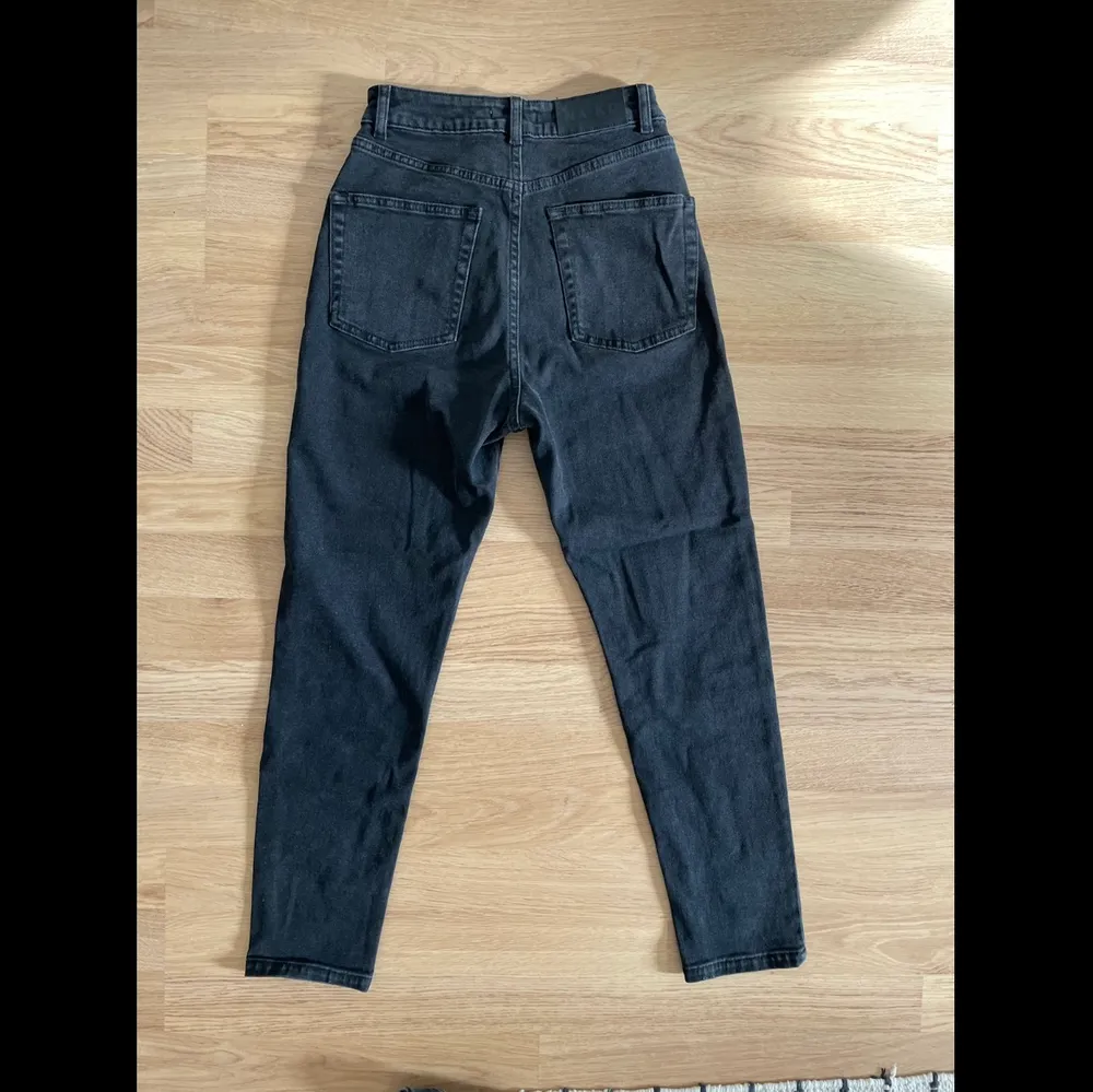 Stentvättade högmidjade jeans från nakd. De är i en rak modell. Storlek 34. . Jeans & Byxor.