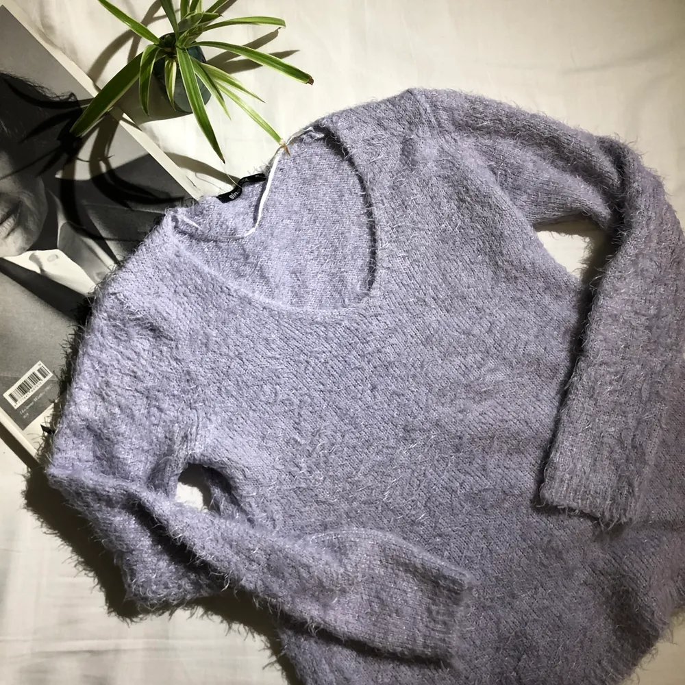 SUPERsnygg lila färgad tröja i fluffigt material 🦄. Tröjor & Koftor.