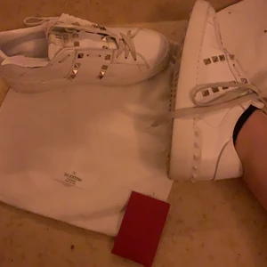 Valentinos - BUDGIVNINGEN ÄR PÅ TRADERA, BUDA DÄR! Säljer mina andra valentinos, storlek 38. I fint skick endast använda enstaka gånger. Skosnörena skulle behöva bytas ut men annars är skorna super fräscha och ser nya ut. Dustbag och extra nitar medföljer. Annonsen finns på tradera, man kan buda från 2000 eller köpa direkt för 3000. Hör av er vid frågor☺️❤️