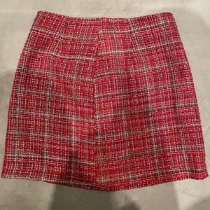 Röd Kjol från Tara Jarmon - Superfin kjol från Tara Jarmon i XS. Säljs då den tyvärr är för liten för mig.