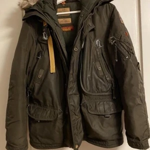 Parajumper jacka - Parajumper jacka storlek S (herr) en varm och bra vinterjacka. Färg : mörkgrön
