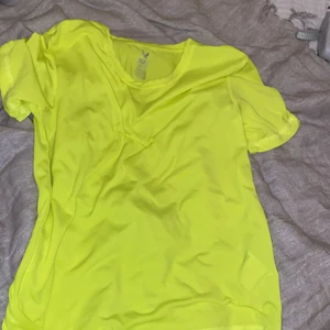 Tränings tröja - En tröja som är i färgen nion. Köpte den för 200kr nu säljer jag den för 15kr + frakt 27kr💗 den passar nästan alla den passar mig som är 168cm även fast de är storlek 146-152💗🥺