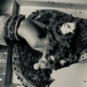 Svart armband i jeanstyg med stjärnor - Kolla tidigare inlägg för beskrivning av armbandet 