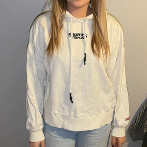 Hoodie - En vit/beige hoodie med snyggt tryck på ryggen. Från pull & bear. Minns inte exakt om det är en s/m.
