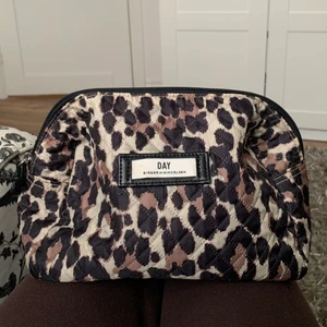 Day necessär - Säljer denna necessär från DAY, som jag tror inte finns kvar längre🤍 väldigt bra skick! Kan endast se lite på insidan att den är använd
