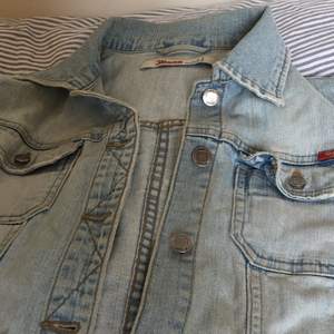 En snygg ljus jeansjacka från ”only jeans”. Den är i jättebra skick och bra kvalitet! Frakt tillkommer och jag tar emot swish:) kolla in min profil för fler snygga kläder och annat billigt!