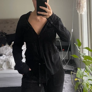 Skjorta - Svart skjorta från zara, säljer även i vit. 