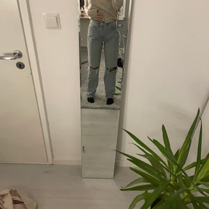 Ljusblåa jeans med slitning  - Ljusblåa jeans med slitningar från ginatricot i storlek 36. Säljer pga att de aldrig används. De är perfekt längd för mig och jag är 173. 100 kr+ frakt. 