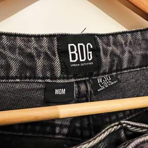 Svarta Mom Jeans från Urban Outfitters BDG. Använda ca. 5 ggr. Väldigt långa i benen så passar för längre personer😊