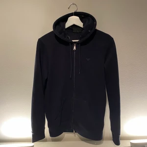 Emporio Armani Kofta  - Plagget är i nyskick ! Har nästan aldrig på mig den vilket är anledningen till varför jag säljer den. Storlek - S, kan dock även passa någon med storlek XS. Kontakta mig vid fler frågor ! Nypris ligger på cirka 1300kr 