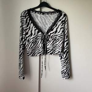 Zebra print tröja med knyte, knappt använd, fri frakt✨