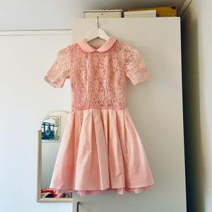 En rosa drömklänning från jones and Jones i storlek 8 (xs). Säljes då den är för liten. Kan hämtas i Göteborg eller skickas mot porto.
