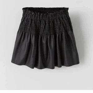 Skinnkjol  - Kjol från Zaras barnavdelning i strl 164. Använd 1-2 gånger så mkt bra skick! Passar mig som vanligtvis har s/m😊. Är fler intresserade så blir det budgivning! Frakten ingår inte i priset!!!