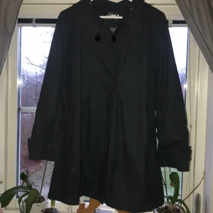 Helt oanvänd kappa - Helt oanvänd kappa i storlek 3XL, prislappen sitter kvar. Jag skickar även med en luva som man kan sätta på genom en knapp i nacken. Själv tycker jag att kappan är SJUKT snygg, men storleken passar mig tyvärr inte. Pris kan diskuteras😊💕