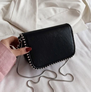 Jätte fin väska med nitar  - Nu säljer jag min jätte fina svarta väska med nitar💗 buda bra 😊 