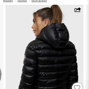 Colmar Jacka  - Säljer nu min jacka från colmar. Jackan är i bra skick och har inte använt den mycket. Nypris är 5000kr, jag säljer för 1600 kr . Köparen står för frakten 