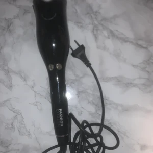 Fashion curler/locktång  - Hej, säljer min fashion curler som lockar håret helt av sig själv. Man kan själv välja åt vilket håll man vill att lacken ska va. Men kan ändra temperatur på den. Använd fåtal gånger. Säljer för 299kr