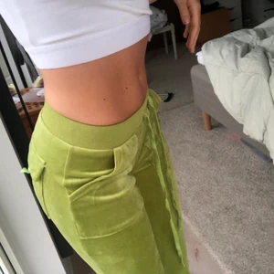 JUICY imitation (helt nya) - Old school velour byxor som liknar de äldre juicy couture byxorna. Köpta från aliexpress med lapparna kvar. Säljs pga för korta. Jag är 165 o de skulle passa någon i längden 150-160 cm. HÖGSTA BUD 270!!!!