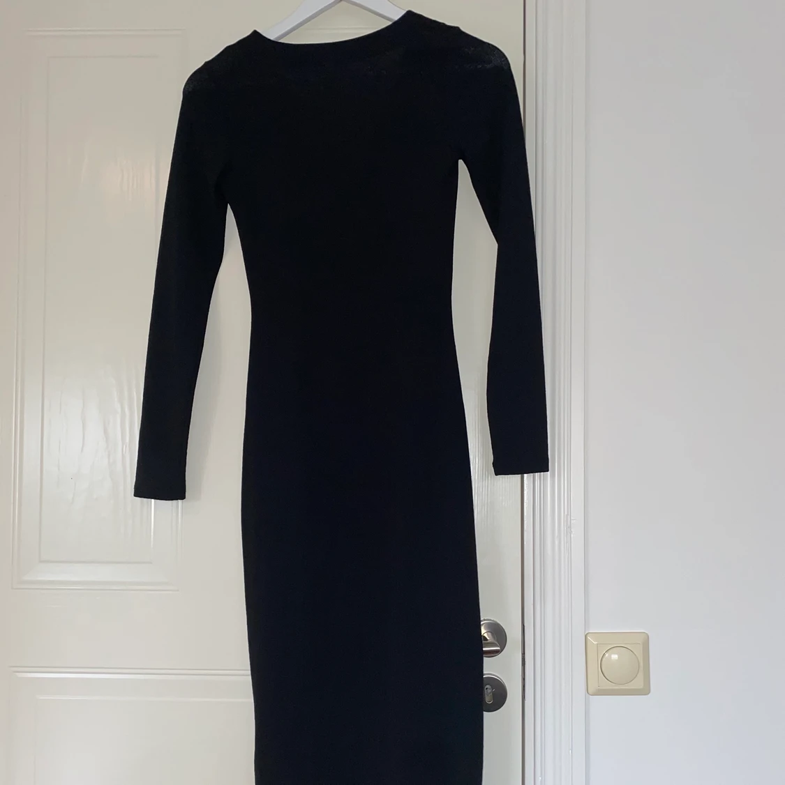 Svart långklänning med knappar - 91